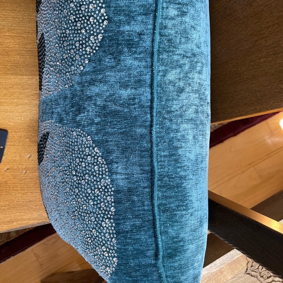 ๐Beautiful quality turquoise velvety feel lumbar pillow with sparkly skulls NWT - Picture 12 of 16